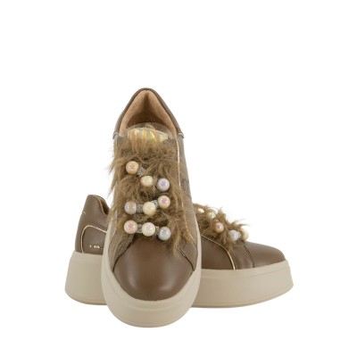 SCHILLERNDE SNEAKER MIT PERLEN